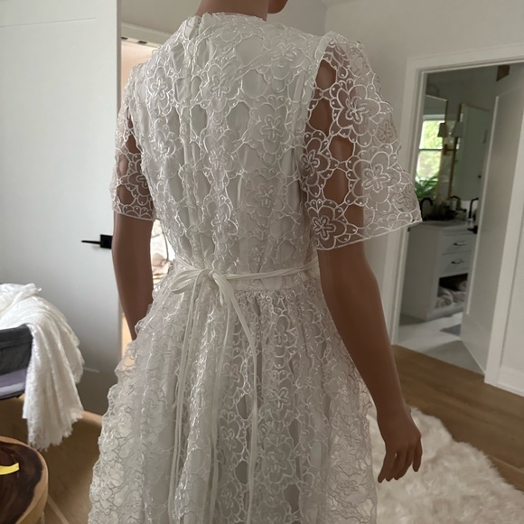 JUST ME LIFE’S PATHWAYS WHITE FLORAL EMBROIDERED MIDI FORMAL WEDDING DRESS - Picture 6 of 7